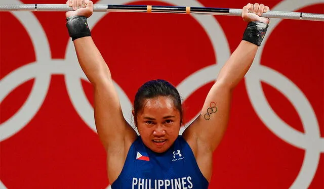 Hidilyn Diaz puso en lo alto a Filipinas en los 55 kg del levantamiento de pesas. Foto: AFP