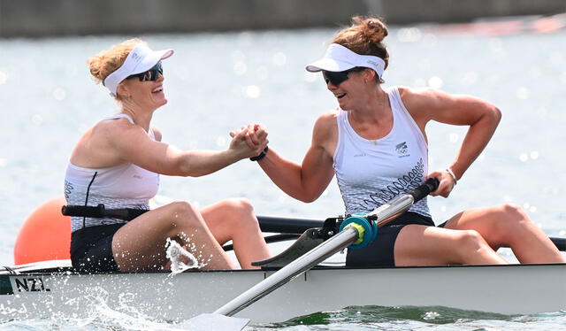 Grace Prendergast y Keri Gowlerin, de Nueva Zelanda, se alzaron con el oro tras recuperar su récord mundial. Foto: AFP