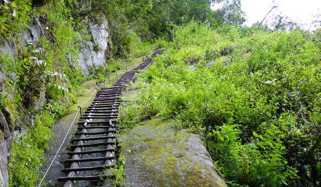 Para llegar a la cima de la montaña Putucusi se debe ascender por una escalera vertical de muchos peldaños. Foto: MachuPicchuTravel.