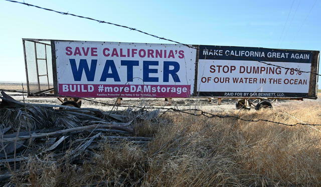 Carteles colocados en los que se pide salvar el agua de California. Foto: Robyn Beck AFP
