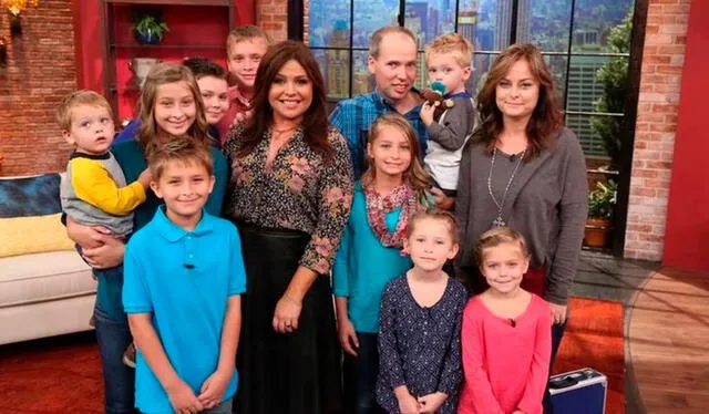 Stephanie y Donni con sus nueve hijos en un programa de televisión. Foto: Clarín