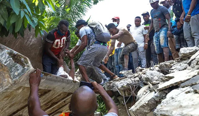 Grupos de personas realizan tareas de búsqueda de supervivientes tras un seísmo de magnitud 7,2 en Los Cayos (Haití). Foto: EFE