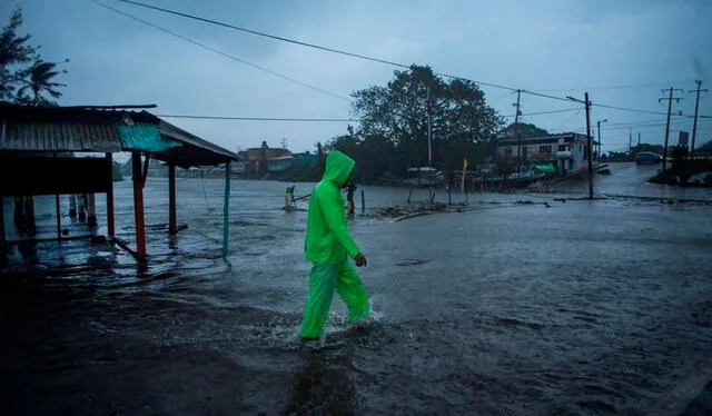 Un hombre camina en una calle inundada debido a las fuertes lluvias causadas por el huracán Grace en Tecoluta, Veracruz, México. Foto: AFP Un hombre camina en una calle inundada debido a las fuertes lluvias causadas por el huracán Grace en Tecoluta, Veracruz, México. Foto: AFP