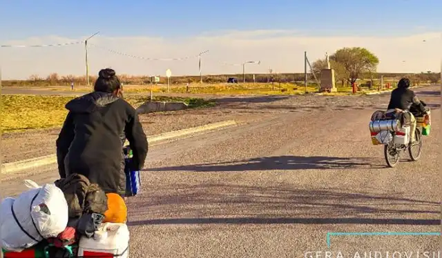 Facebook viral: jóvenes viajan en bicicleta por todo Argentina acompañados de su perrito Facebook viral: jóvenes viajan en bicicleta por todo Argentina acompañados de su perrito