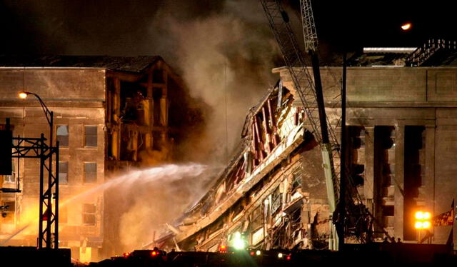 Los bomberos seguían luchando con las llamas en el Pentágono, dos días después del ataque del 11 de septiembre. Foto: AFP