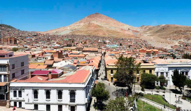 La pintoresca ciudad de Potosí es flanqueada por el legendario Cerro Rico. Foto: La Región