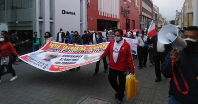 Militantes de Perú Libre durante una marcha de apoyo a Pedro Castillo.