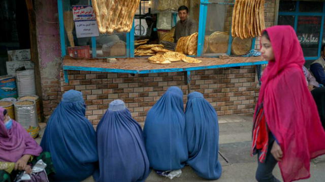 Talibán excluye a niñas y maestras de la escuela