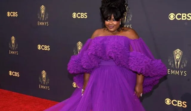 Nicole Byer, conductora de Nailet It! deslumbró con un llamativo vestido morado. Foto: televisionacad