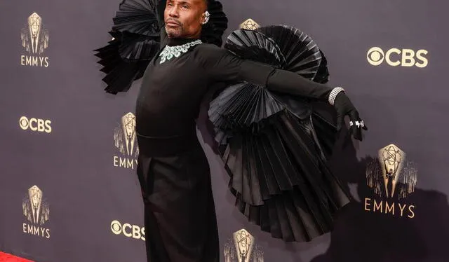 Billy Porter llegó a la alfombra roja con un llamativo traje negro con detalles en las mangas. Foto: cbstv