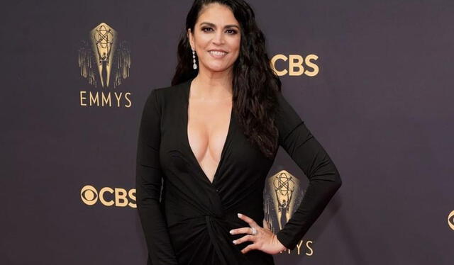 Cecily Strong impactó con un sobrio vestido negro con un pronunciado escote. Foto: televisionacad