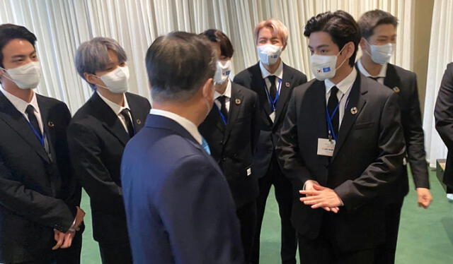 Presidente Moon Jae In saluda a BTS. Foto: Yonhap/CasaAzul
