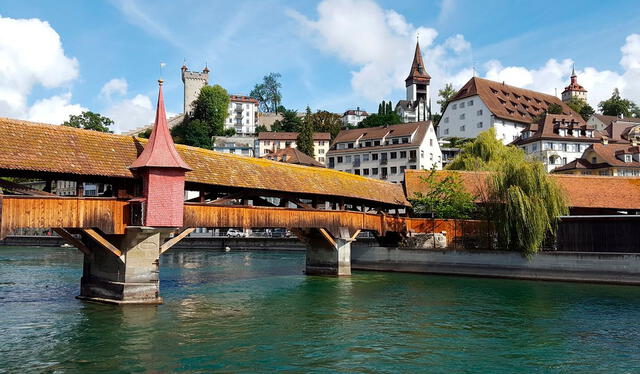 Los puentes techados de madera son algunos de los grandes íconos de Lucerna. Foto: TripAdvisor