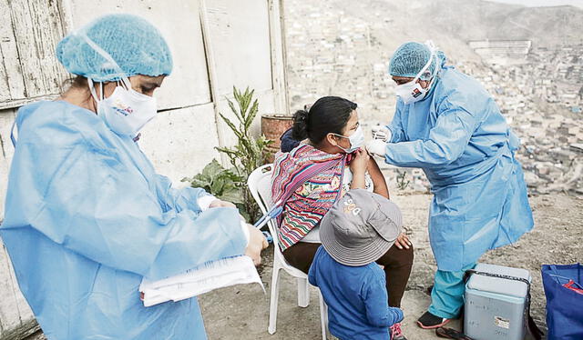 Su dosis. La vacunación casa por casa avanza también en Lima. Las brigadas acudieron ayer al A.H. Nueva Rinconada, en SJM. Foto: Antonio Melgarejo / La República