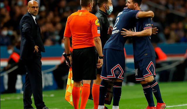 Lionel Messi fue cambiado por Hakimi cuando sufrió una lesión en la rodilla jugando en la Ligue 1. Foto: EFE
