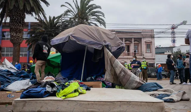 Migrantes son vistos acampando en la plaza Brasil, de la ciudad de Iquique, ubicada a unos 1700 kilómetros al norte de Santiago. Foto: EFE