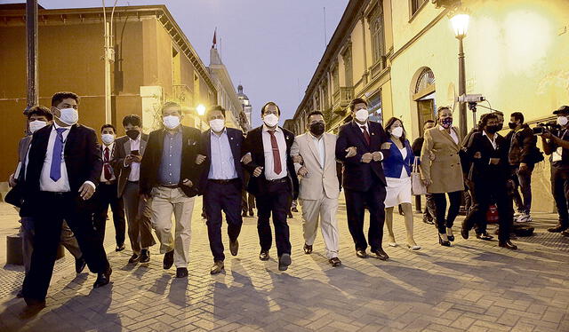 En contra del gabinete. Facción radical de Perú Libre rumbo a Palacio a protestar. Foto: John Reyes/La República