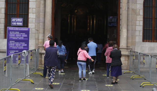 Situación en los exteriores de la iglesia de Las Nazarenas, en el Cercado de Lima. Foto: Carlos Félix Contreras / La República