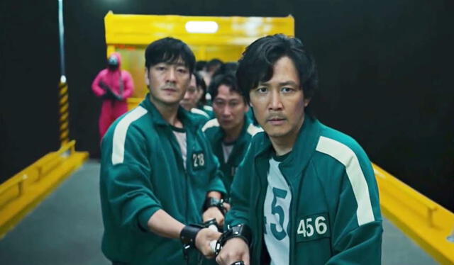 Squid game: personajes Gi Hun y Sang Woo comandaron a su equipo en escena del juego 'Tira y afloja'. Foto: captura Netflix