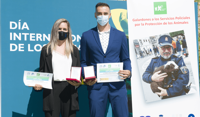 Flor Peña y Alberto Venera recibiendo los premios en los Galardones a los Servicios Policiales por la Protección de los Animales. Foto: REPA