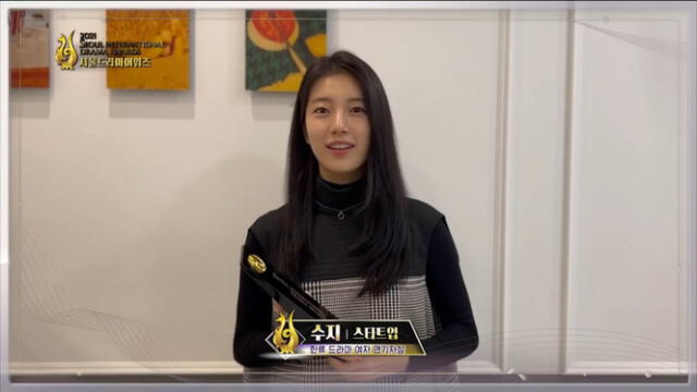 Suzy recibe su premio en los SDA 2021. Foto: captura YouTube