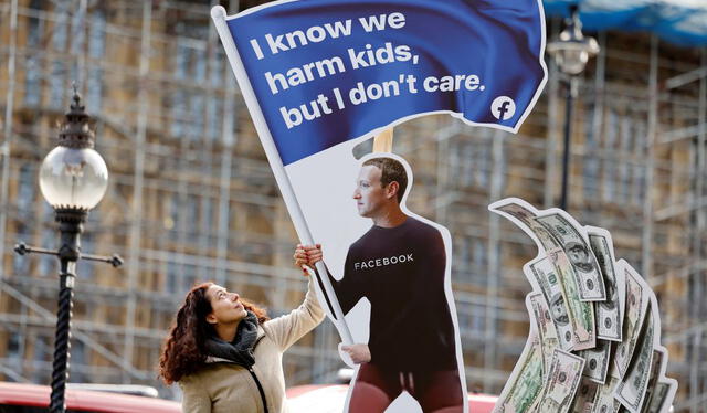 Una manifestante posa con una figura que representa al fundador de Facebook, Mark Zuckerberg. Foto: CNN