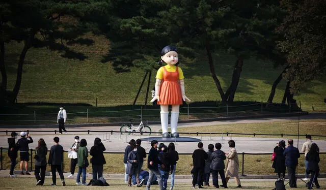 La réplica de la muñeca de Squid game fue instalada en un parque olímpico de Seúl, Corea del Sur. Foto: Reuters