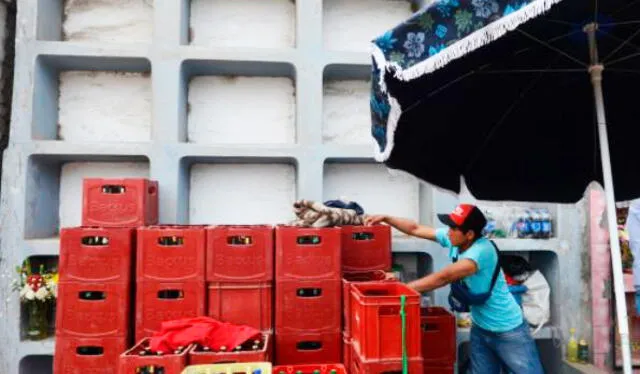 Cientos de cajas de cervezas se vendían el 1 de noviembre en el cementerio. Foto: La República