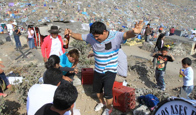 Familiares bailaban al lado de las tumbas. Foto: La República