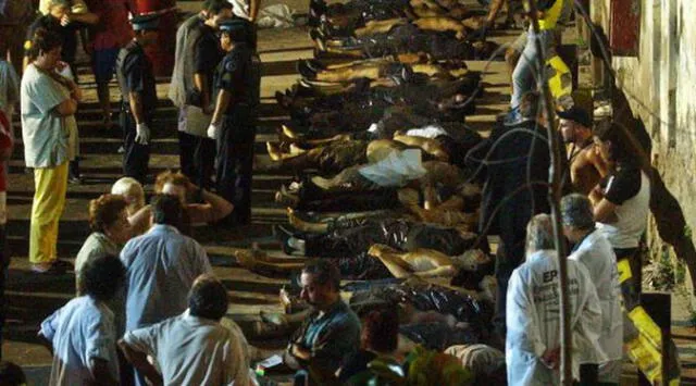 Los cuerpos de los fallecidos a la espera de ser trasladados fuera de República Cromañón. Foto: AP