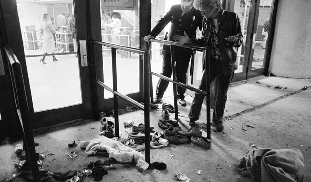 Escombros frente a las puertas donde las personas fueron pisoteadas antes del concierto de The Who. Foto: AP