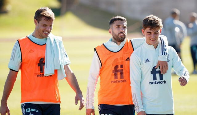 Azpilicueta, Jordi Alba y Gavi en los entrenamientos de España. Foto: EFE.