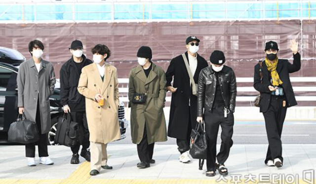 Jin, Jungkook, V, Jimin, RM, Suga y J-Hope saludando a prensa y fans en aeródromo de Corea del Sur. Foto: Naver