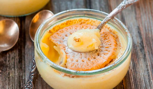 La natilla suele acompañarse con una galleta María en la cima. Foto: Spain.info La natilla suele acompañarse con una galleta María en la cima. Foto: Spain.info