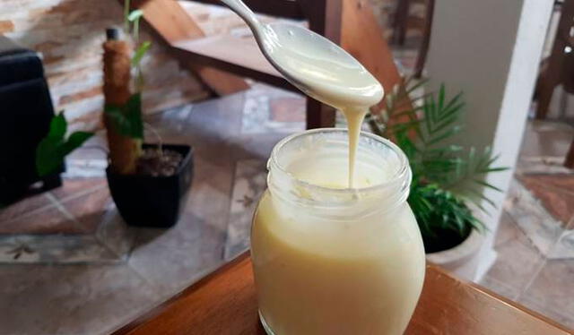 La leche condensada se caracteriza por ser más espesa y dulce. Foto: Karen Zubiaurre / Cookpad