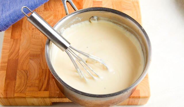 La salsa bechamel, usada en platos como la lasagna, puede hacerse con leche en polvo o sin lactosa. Foto: Delish