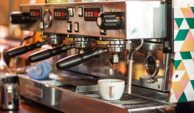 El café espresso se crea a partir de agua caliente que pasa a mucha presión a través de granos de café molidos. Foto: Cultura cafeína 