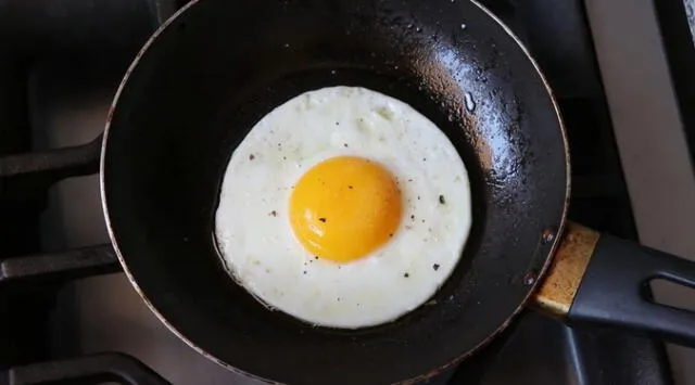 Al terminar de freir el huevo se le puede agregar una pizca de pimienta. Foto: Senza Nervi Cocina