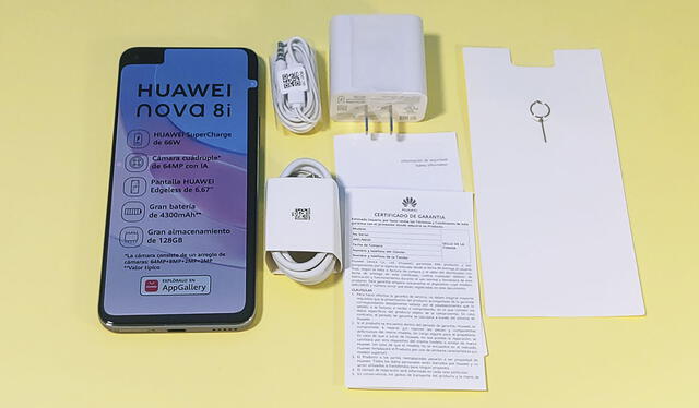 Accesorios, garantía e información de seguridad del Huawei Nova 8i. Foto: Edson Henriquez