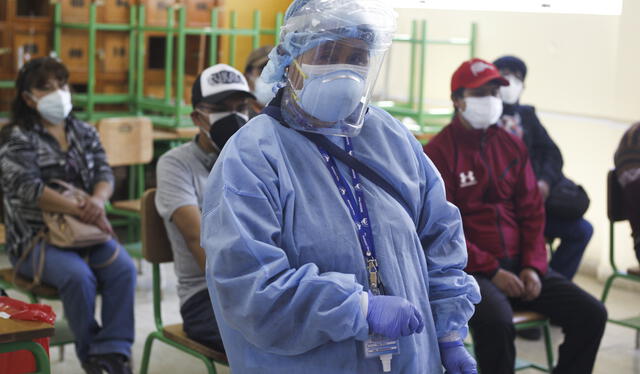 Melchora labora en la vacunadora en la Red Salud Puno. Foto: Juan Carlos Cisneros/ La República