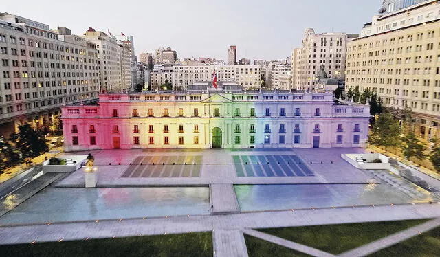  Palacio inclusivo. El Palacio de la Moneda, sede del Gobierno, se iluminó con los colores de la bandera LGTBIQ+ tras la aprobación del matrimonio igualitario. Foto: EFE   