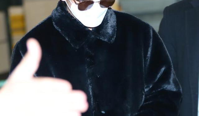 Taehyung de BTS en aeropuerto de Incheon (9/12/21). Foto: Ilgan Sports