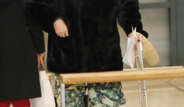 Taehyung de BTS en aeropuerto de Incheon (9/12/21). Foto: News1