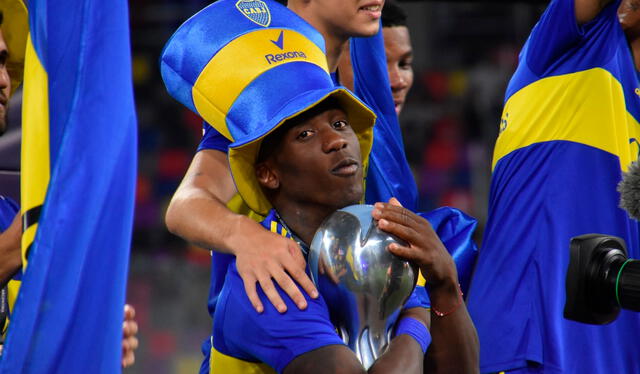 Luis Advíncula sumó su primer título con Boca Juniors. Foto: Sports Center