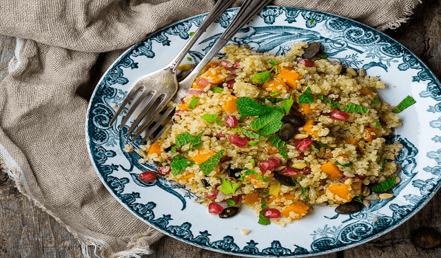 La ensalada de quinua, calabaza asada y granada se puede usar como un plato de entrada. Foto: Directo al paladar
