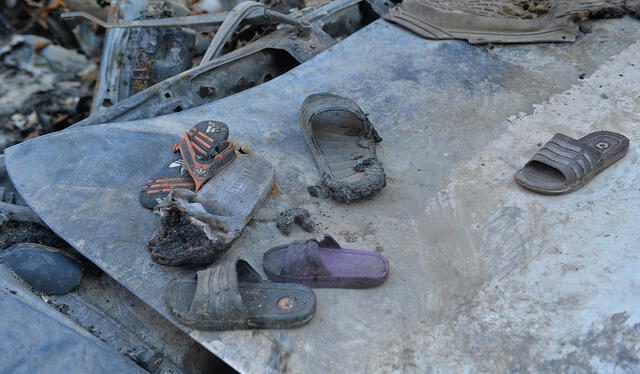 Calzado parcialmente quemado se muestra en medio de los escombros de la casa de Ezmarai Ahmadi. Foto: AFP