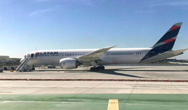 Los aviones comerciales son aquellos usados para transportar pasajeros, como en el caso de la flota de Latam. Foto: AFP