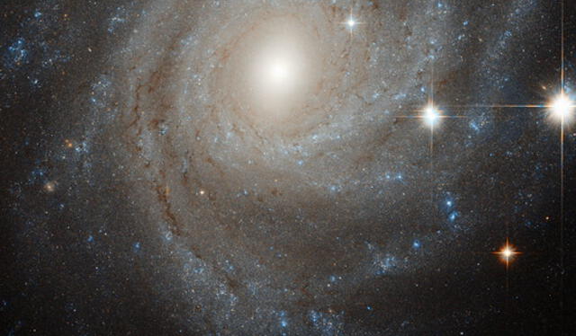 NGC 3344 es una galaxia relativamente aislada ubicada a 22,5 millones de años luz de distancia en la constelación de Leo Minor. Foto: ESA / Hubble & NASA