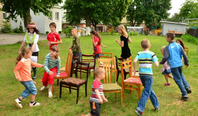 El juego de la silla en Navidad. Foto:Juegostradicionales