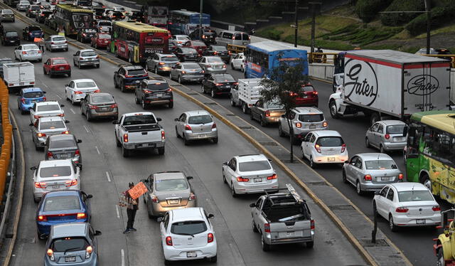 Se estableció que autos no circularán hoy, 2 de febrero, en México. Foto: AFP   